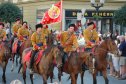 Besenyei Péter, repülő, bemutató, rendezvényfotó, Győr, huszárok, ló