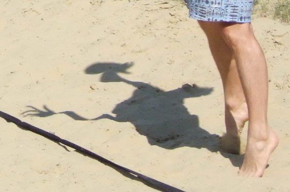 Az ufó - Az árnyék szerint ufó, láb szerint ember - röplabda, strand, Velencei tó, vízpart, Gárdony, árnyék, Peti, ufó